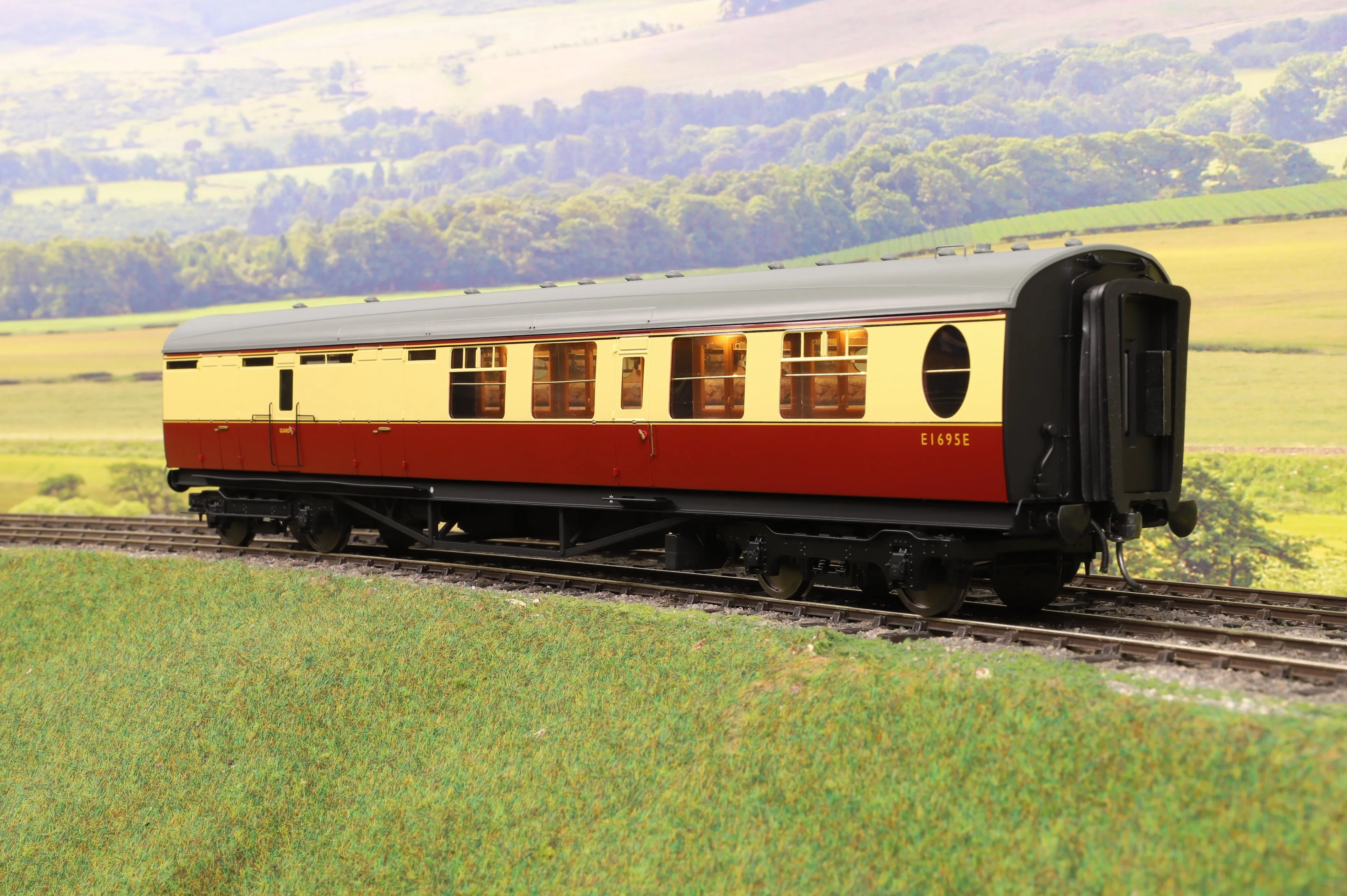 Darstaed D24-2-02RA Finescale O Gauge LNER/BR Thompson Mainline BTK (Brake Third) Coach, Crimson & Cream 'E1695E'