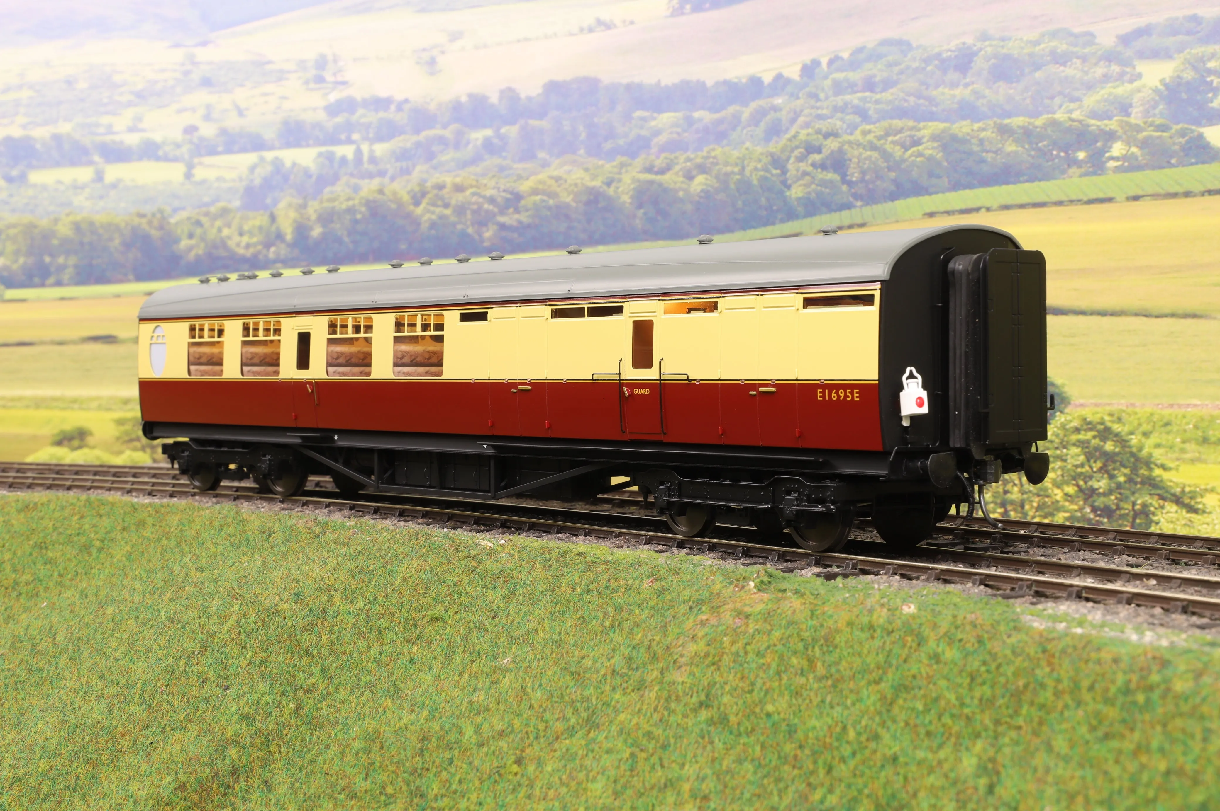 Darstaed D24-2-02RA Finescale O Gauge LNER/BR Thompson Mainline BTK (Brake Third) Coach, Crimson & Cream 'E1695E'