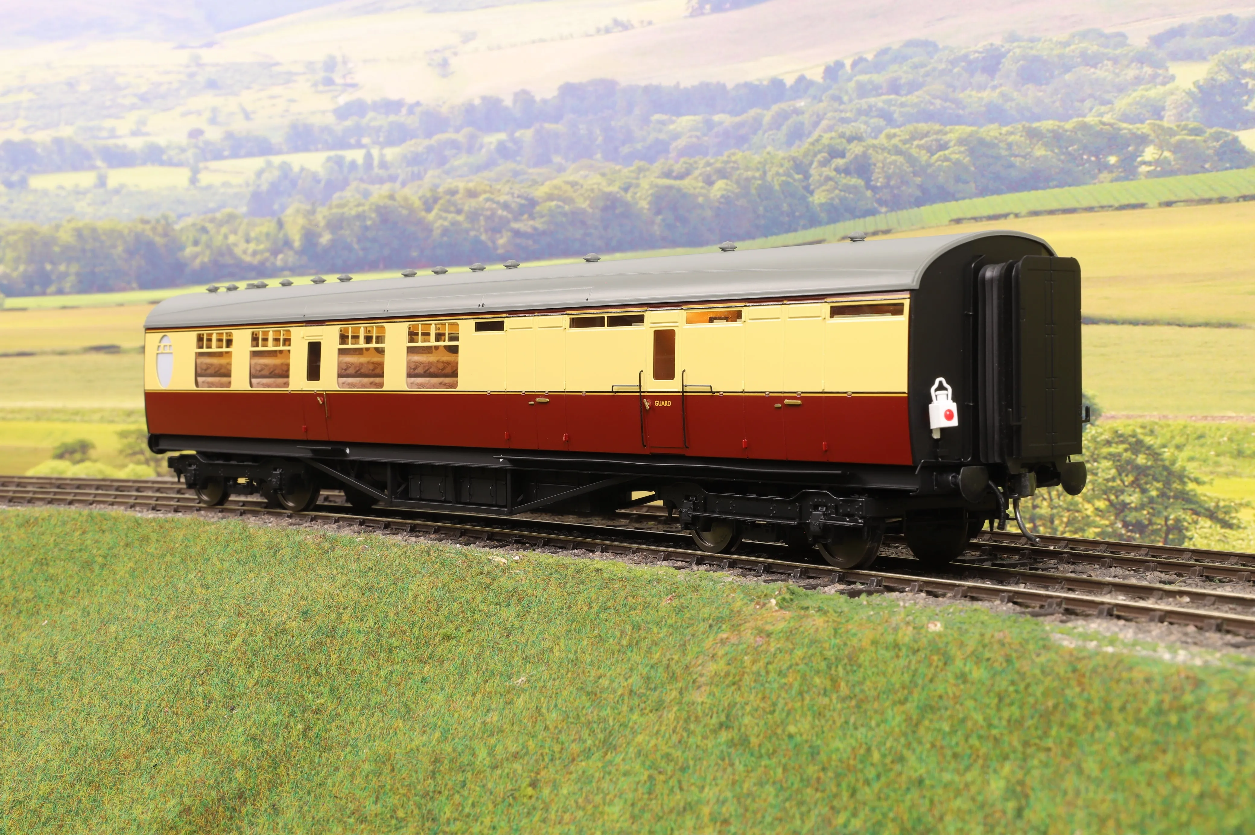 Darstaed D24-2-02RU Finescale O Gauge LNER/BR Thompson Mainline BTK (Brake Third) Coach, Crimson & Cream 'Un-numbered'