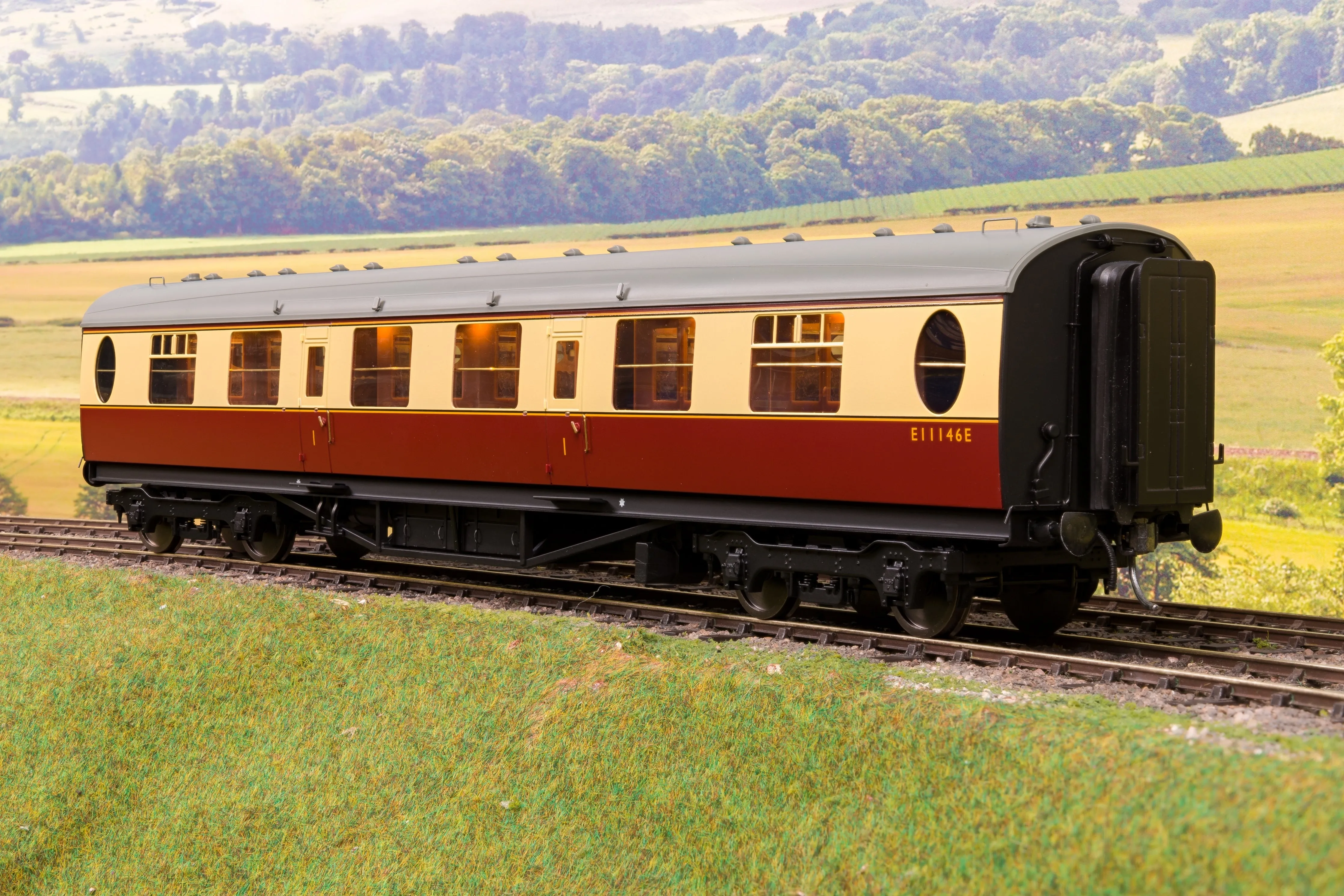 Darstaed D24-2-04RA Finescale O Gauge LNER/BR Thompson Mainline FK (First Class) Coach, Crimson & Cream 'E11146E'