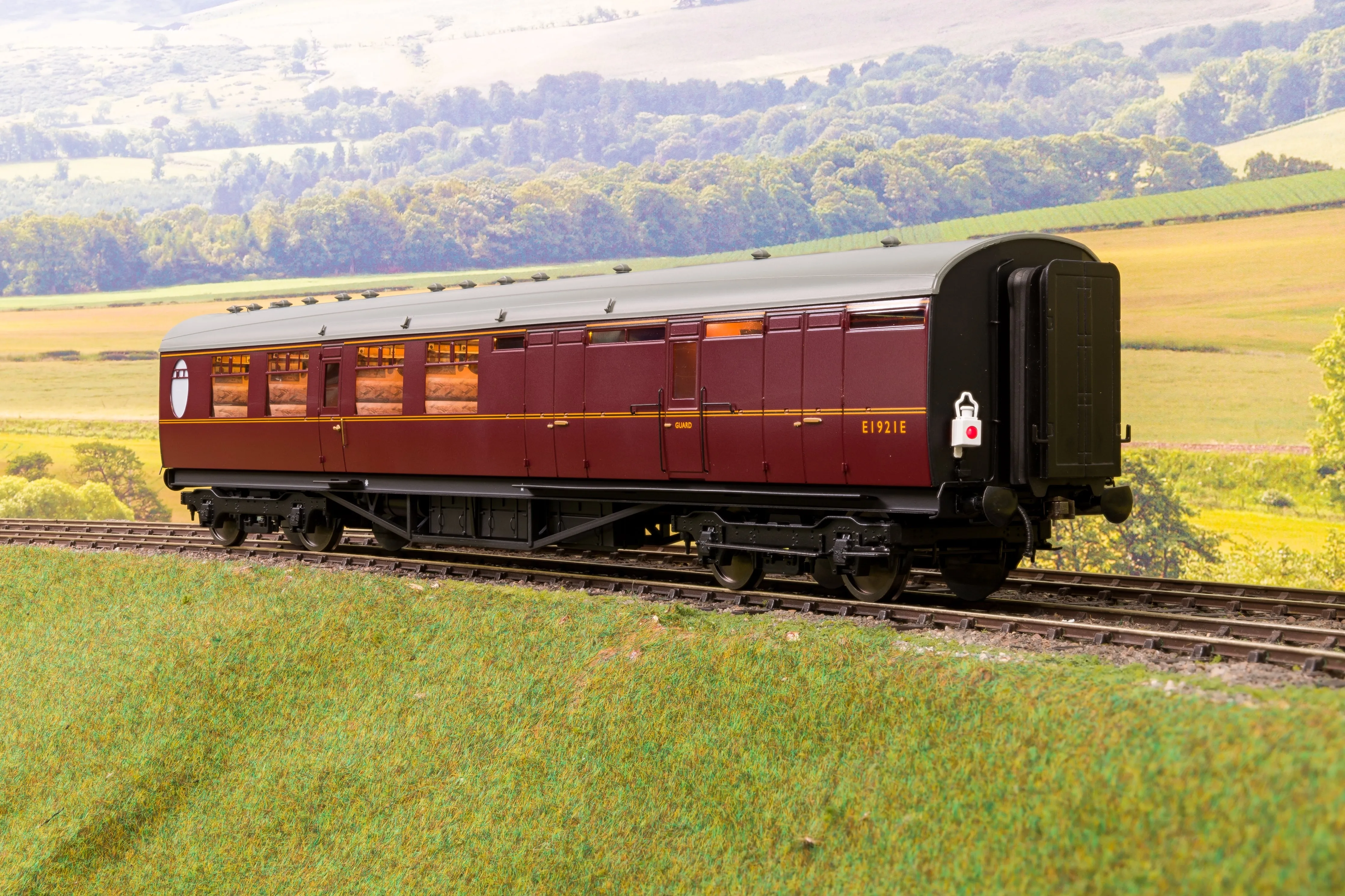 Darstaed D24-3-02A Finescale O Gauge LNER Thompson Mainline BTK (Brake Third Corridor) Coach, Lined Maroon 'E1921E'