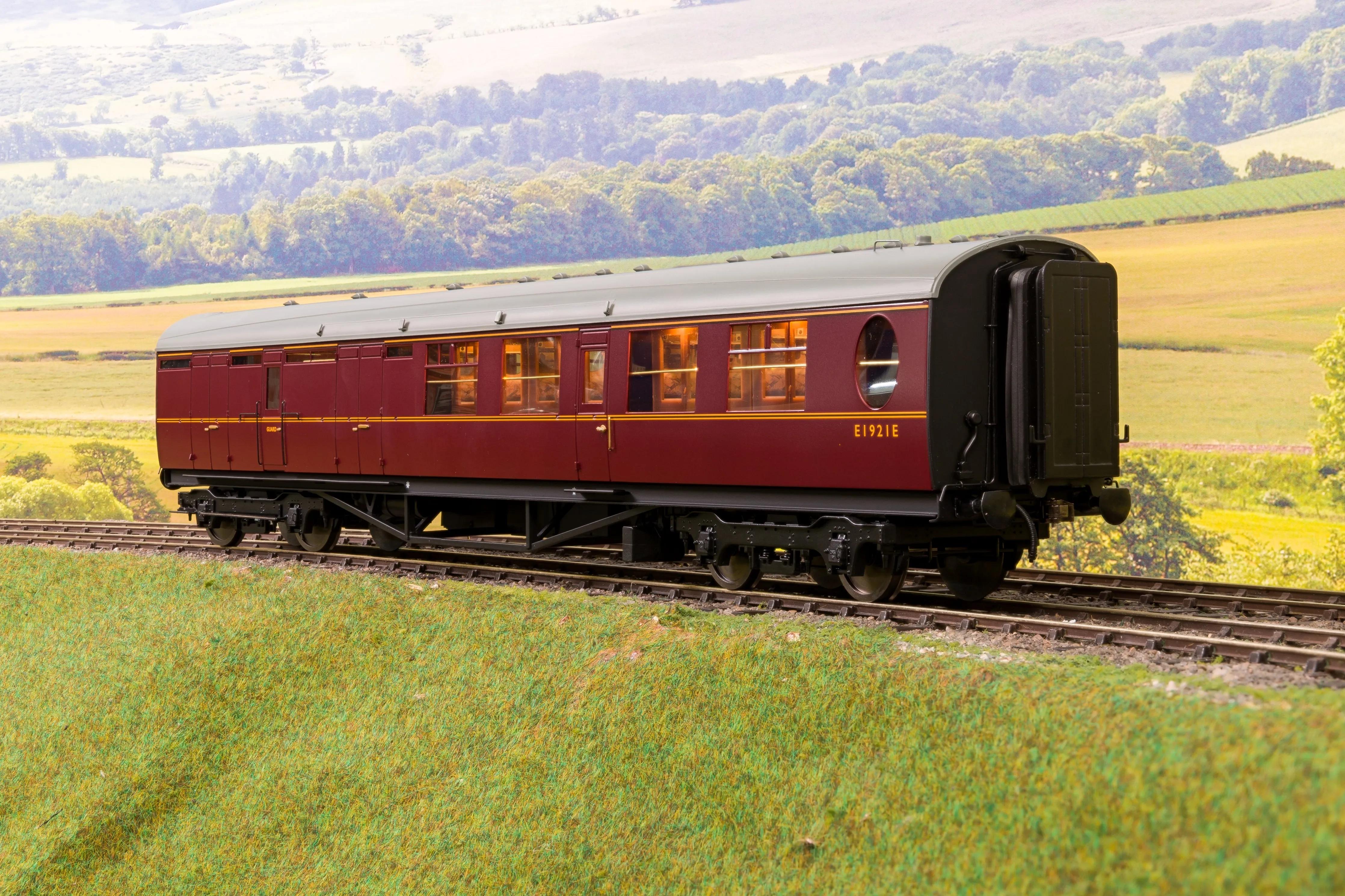 Darstaed D24-3-02A Finescale O Gauge LNER Thompson Mainline BTK (Brake Third Corridor) Coach, Lined Maroon 'E1921E'