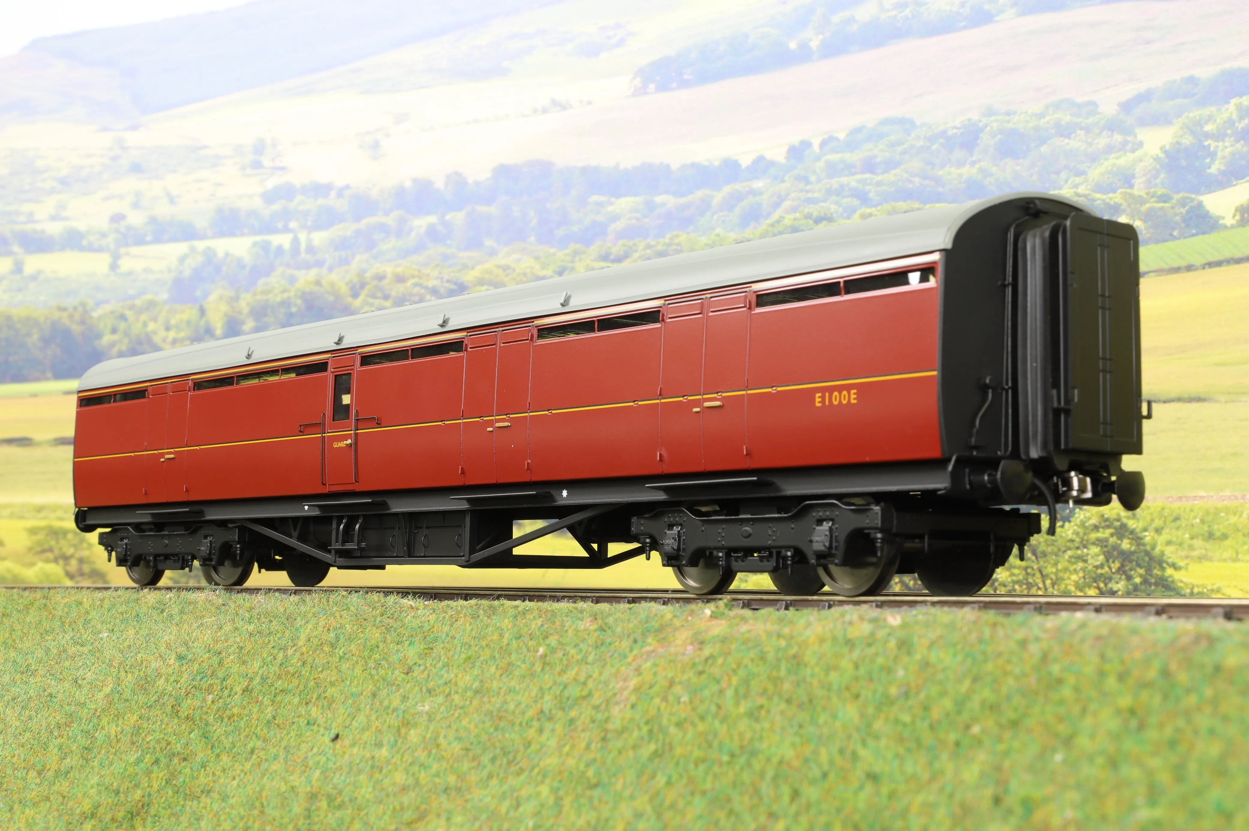 Darstaed D24-4-07A Finescale O Gauge LNER Thompson Mainline BG (Full Brake) Coach, BR Crimson 'E100E'