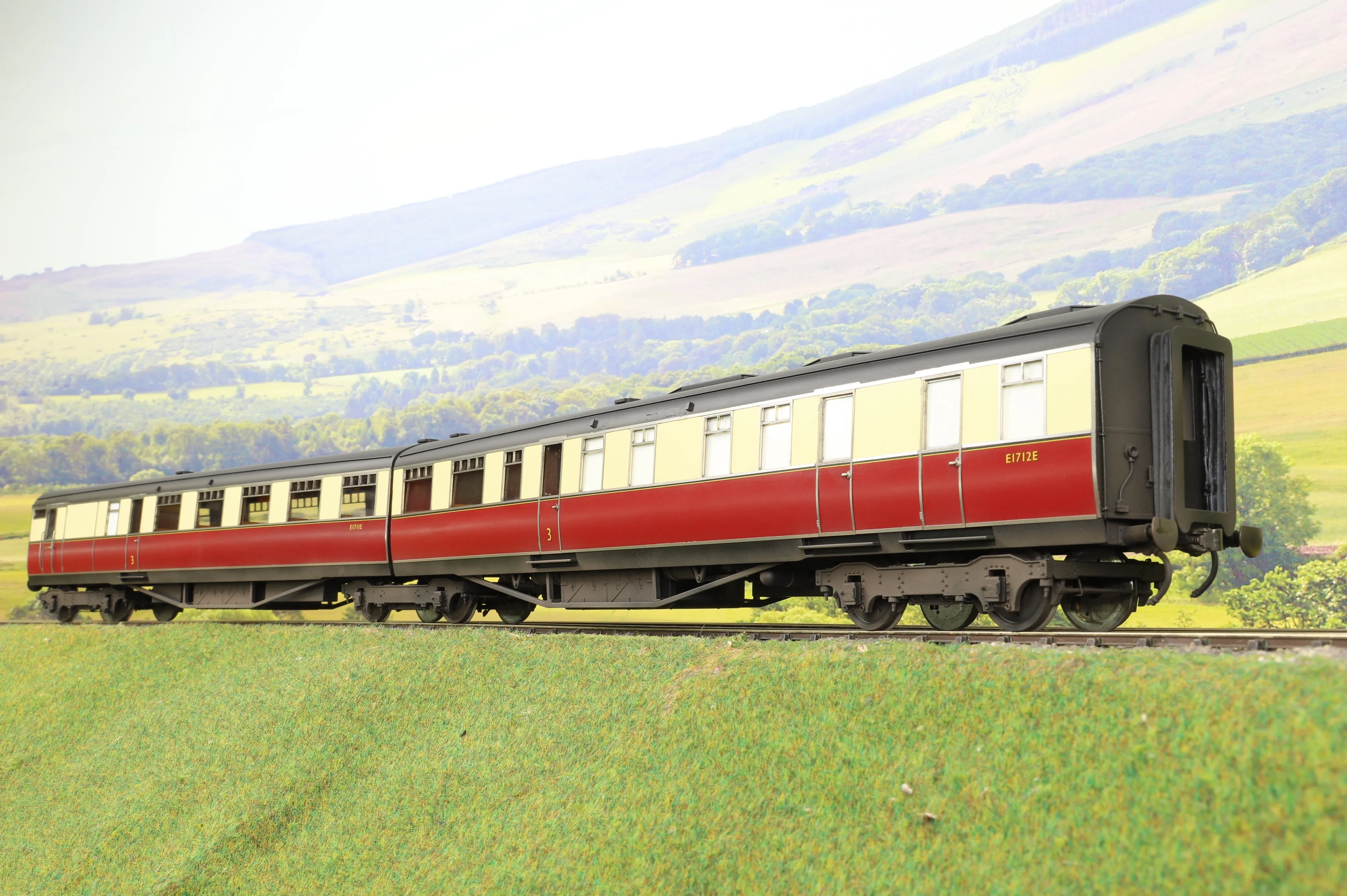 Golden Age Models O Gauge Set of 9 'West Riding Limited' BR Crimson/Cream Articulated Coaches