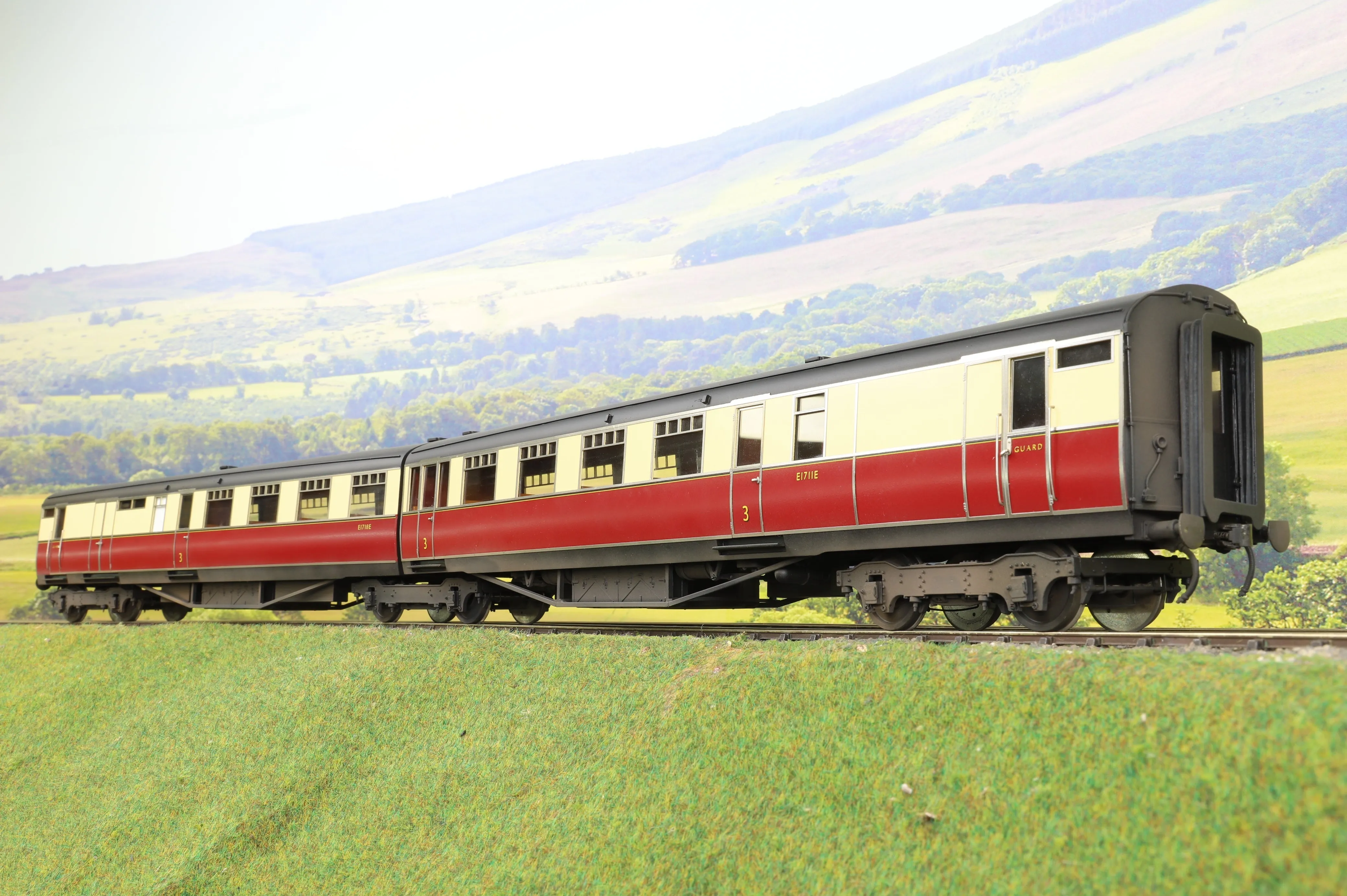 Golden Age Models O Gauge Set of 9 'West Riding Limited' BR Crimson/Cream Articulated Coaches