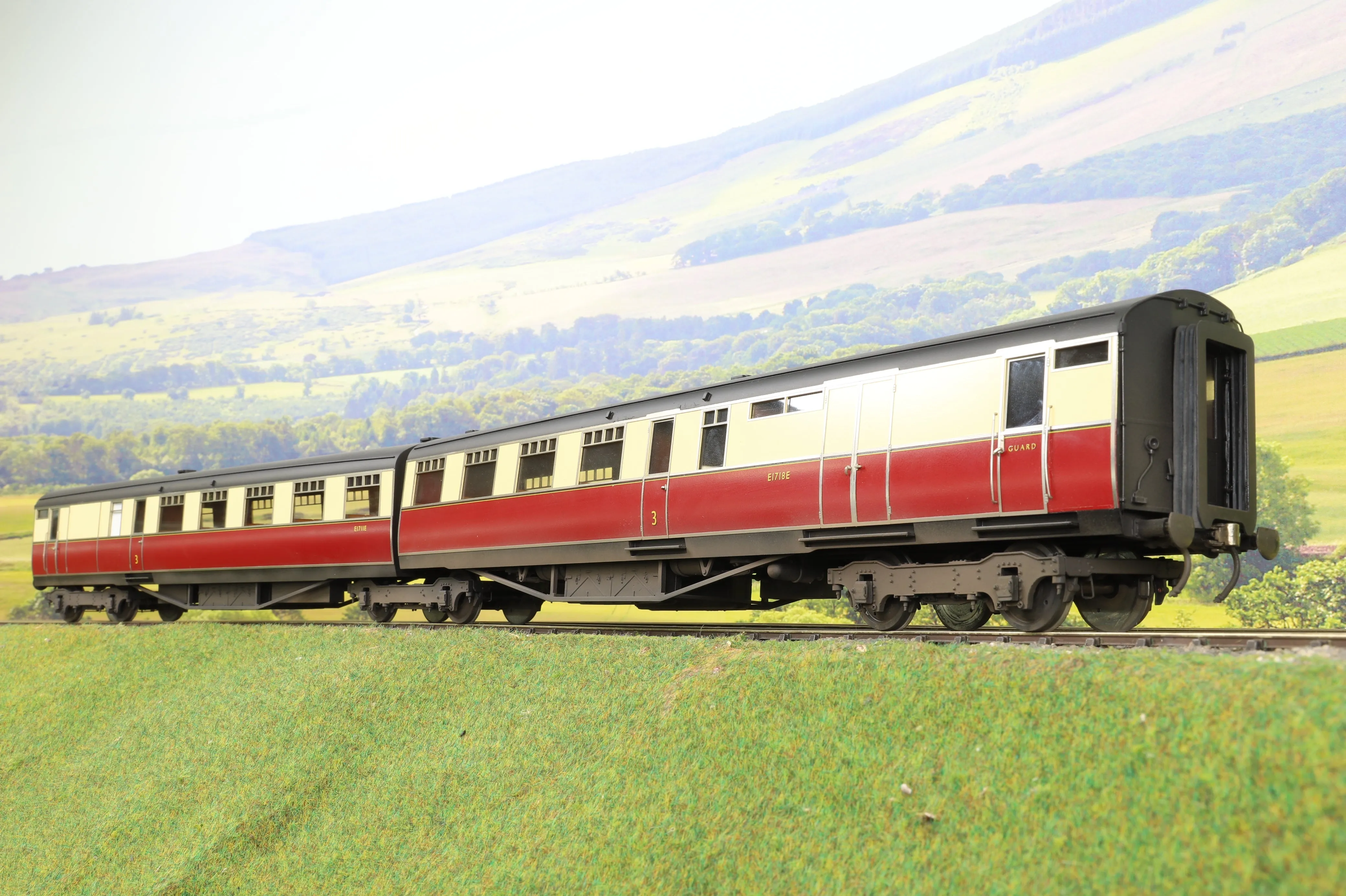 Golden Age Models O Gauge Set of 9 'West Riding Limited' BR Crimson/Cream Articulated Coaches