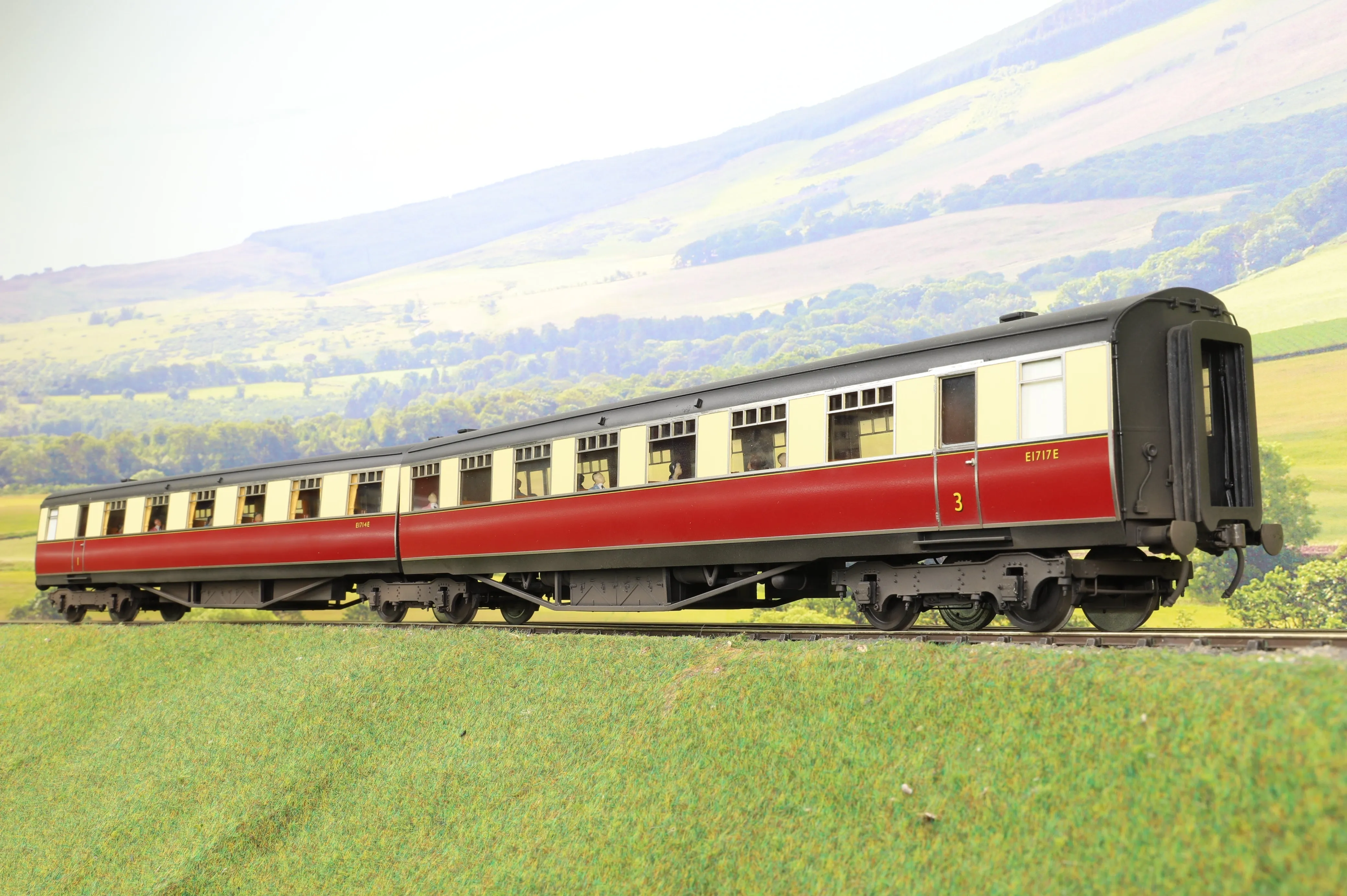 Golden Age Models O Gauge Set of 9 'West Riding Limited' BR Crimson/Cream Articulated Coaches