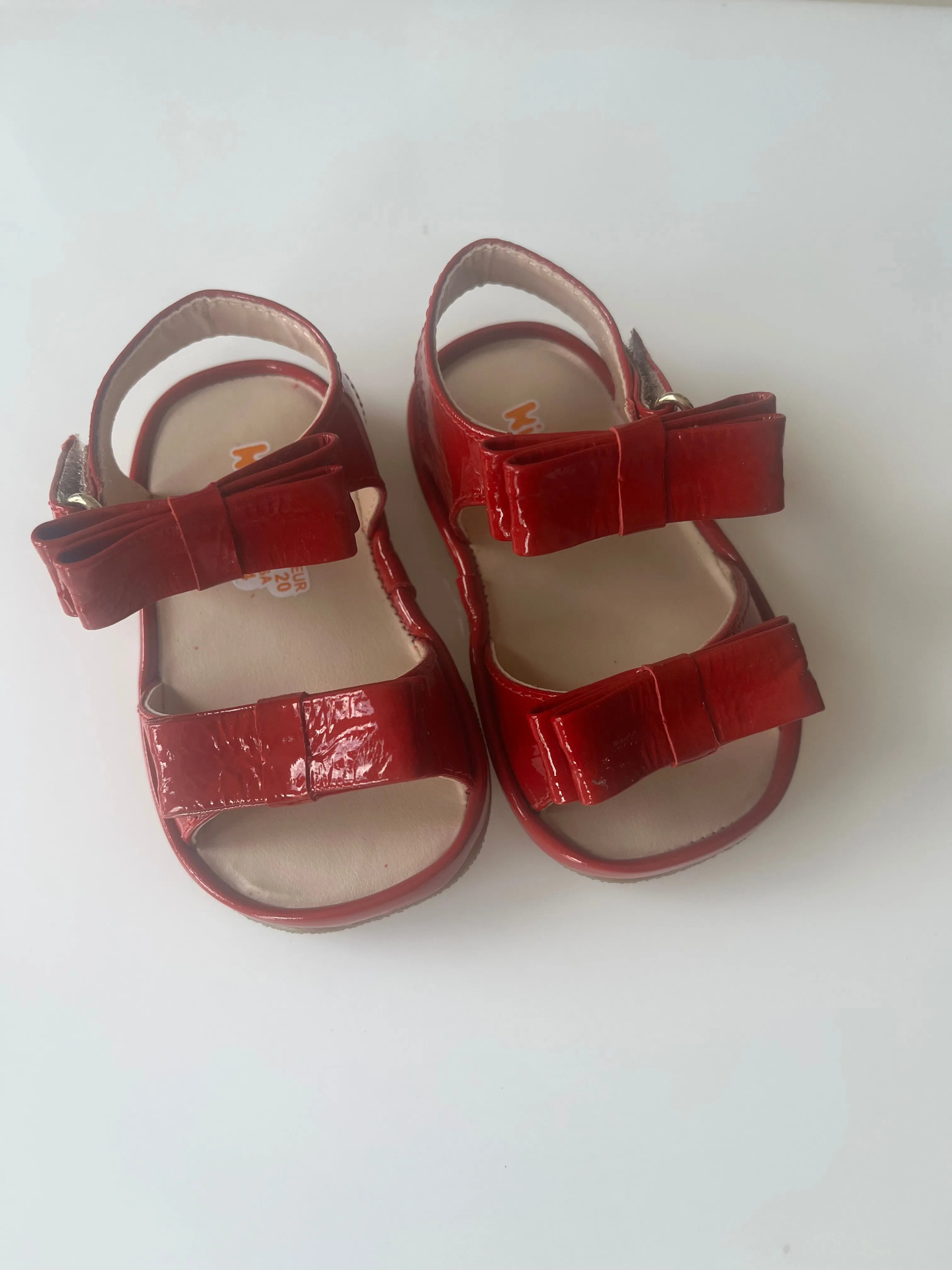 Red patent leather sandal with bows